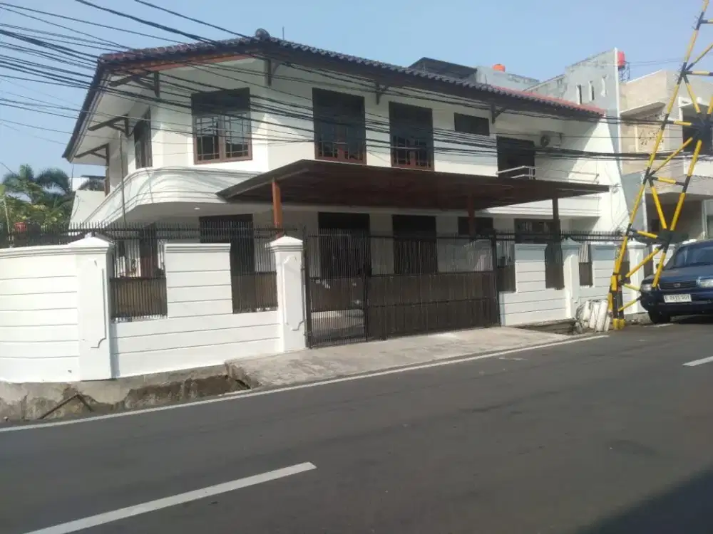 Di sewakan rumah mewah tanjung duren 5KT carpot luas posisi hoek