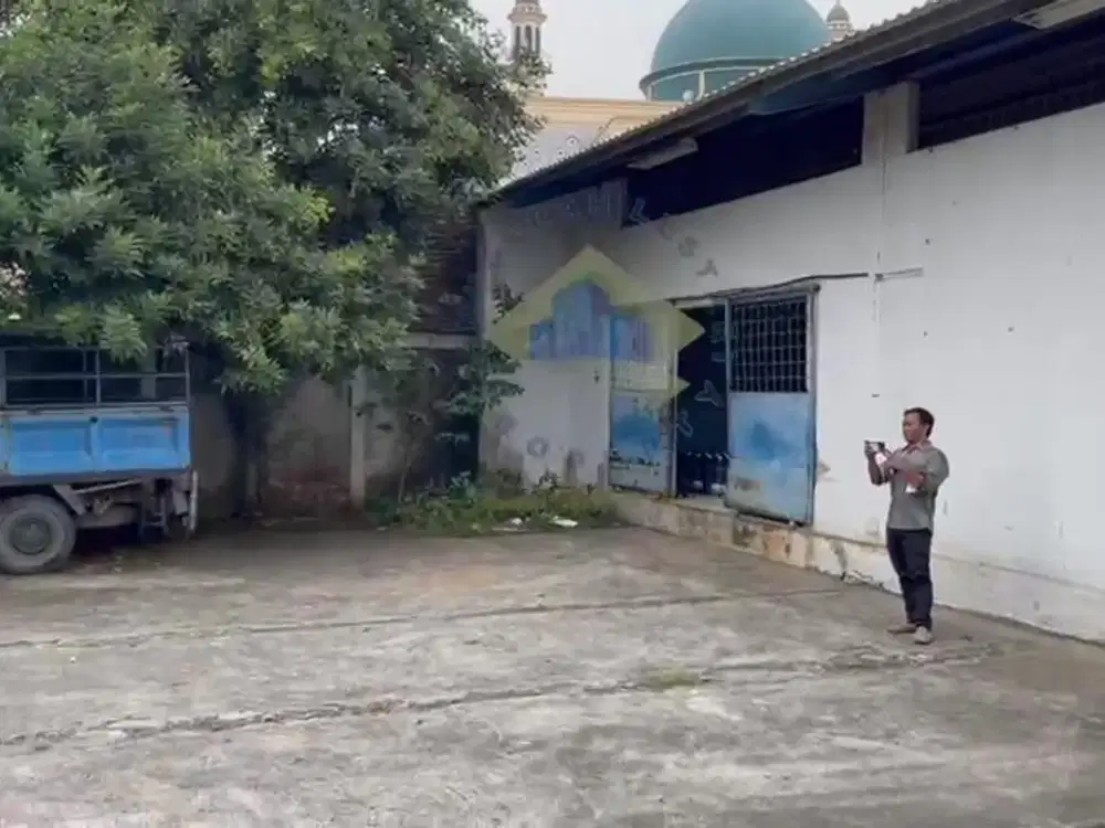 Gudang Ex Pabrik minuman di Jalan raya legok-Curug, Tangerang, Banten.