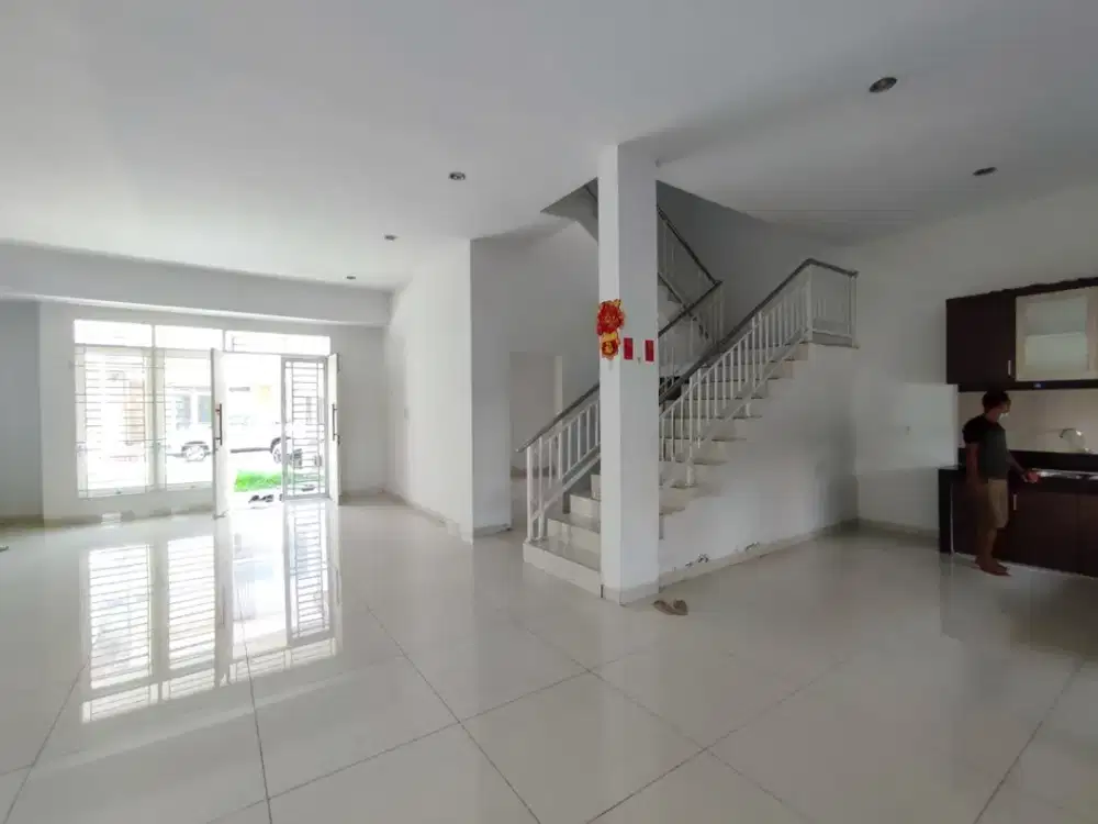 Disewa rumah komplek Cemara Kuta