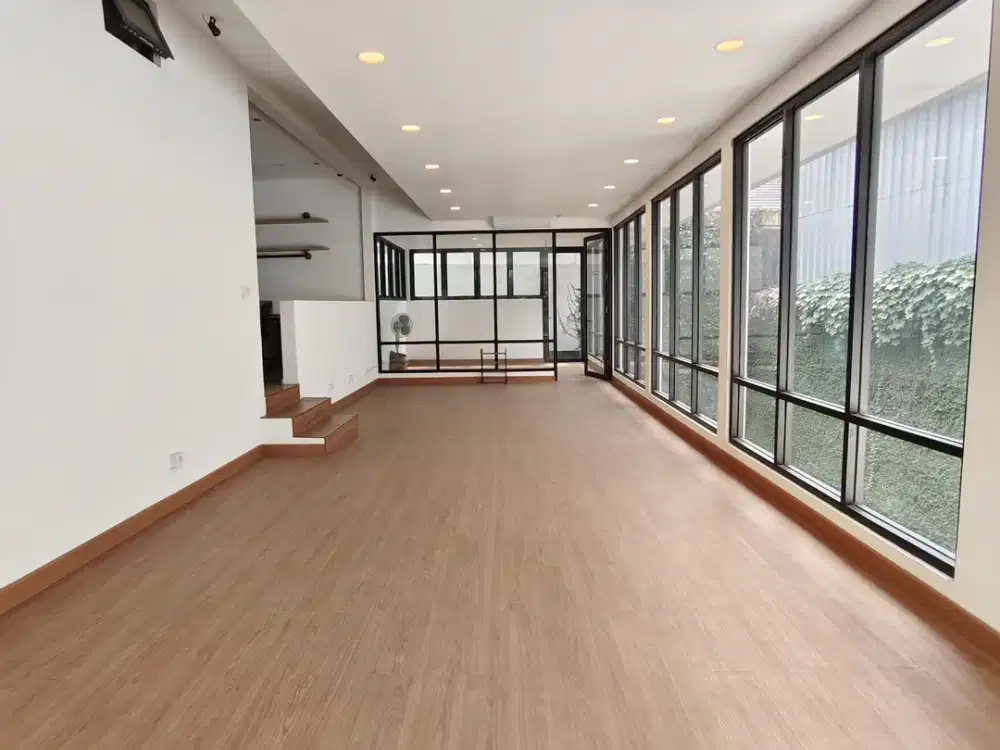 DiJual Rumah Ruang Usaha Kantor di Jl. Permata Berlian Jakarta Selatan