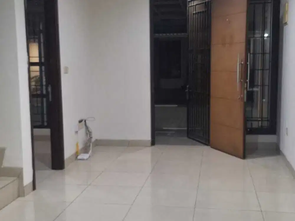 DISEWAKAN RUMAH RAPIH KOSONGAN DI GREENLAKE CITY GLC CLUSTER ASIA