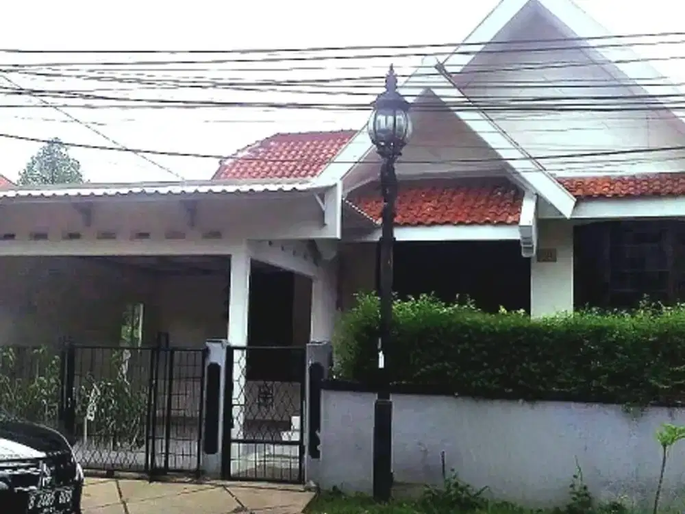 Sewa Rumah Cantik Terawat dan Asri di jalan utama Bukit Cimanggu City