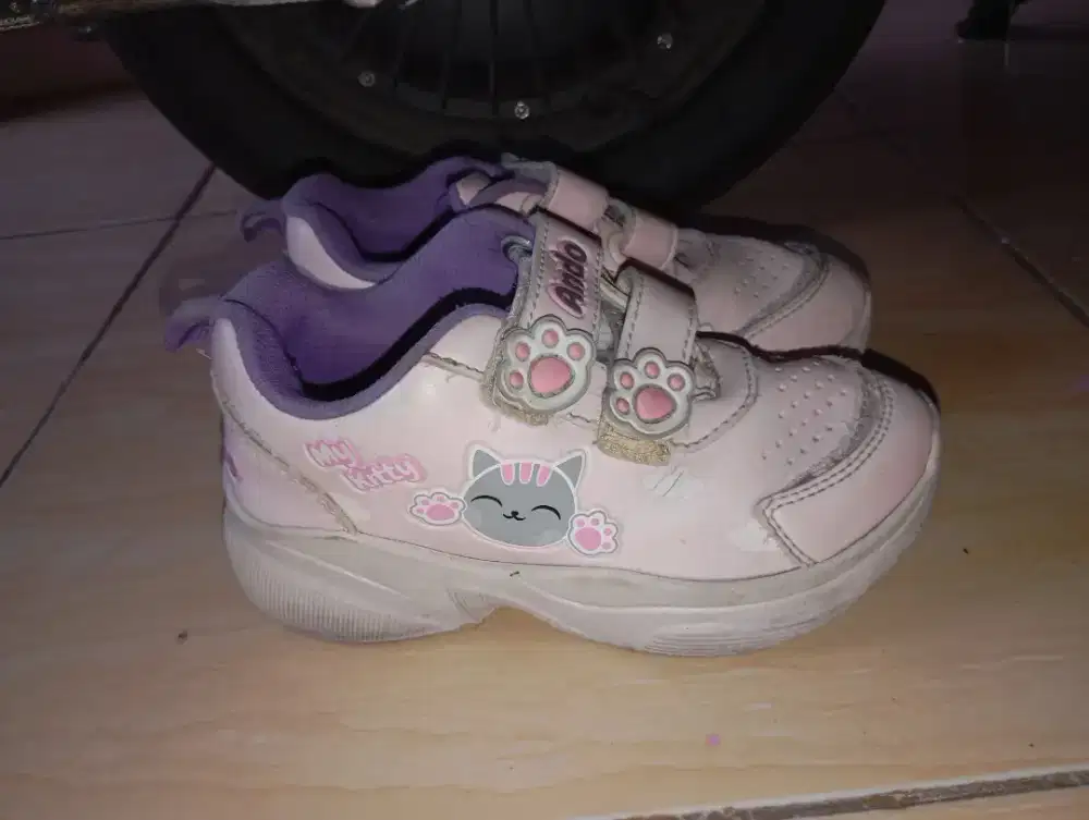 Sepatu anak size 30 merk Ando MIAW