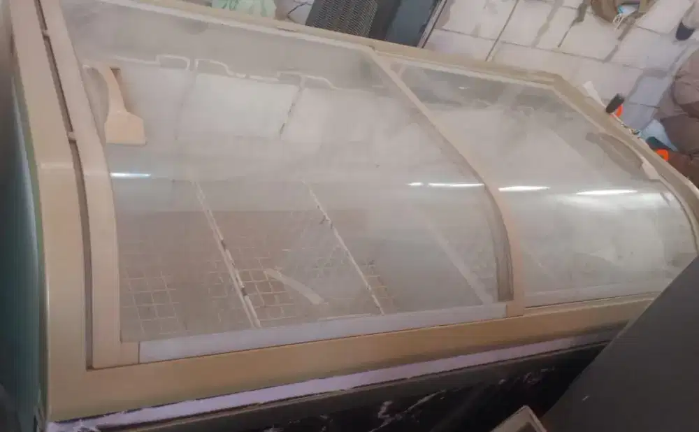 Frezer kaca 500 liter merek gea