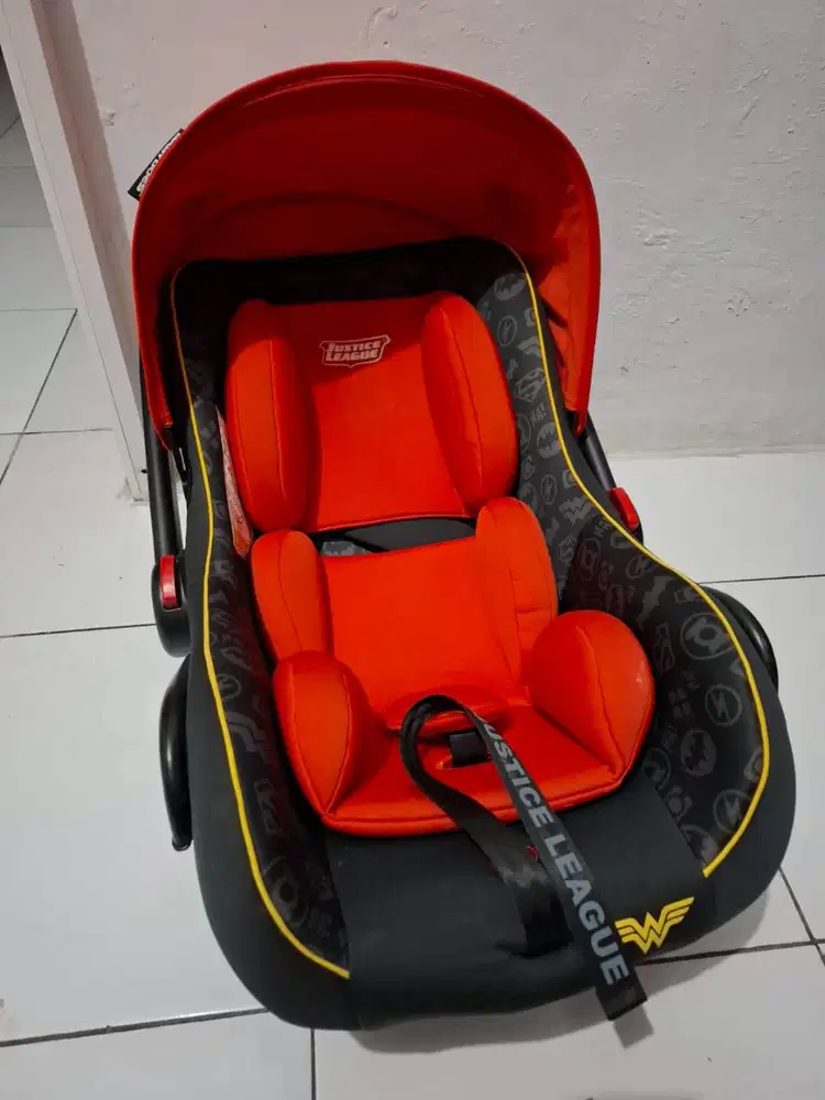 PRELOVED BABY CAR SEAT/BABY CARRIER MERK BABYDOES WONDER WOMAN EDITION