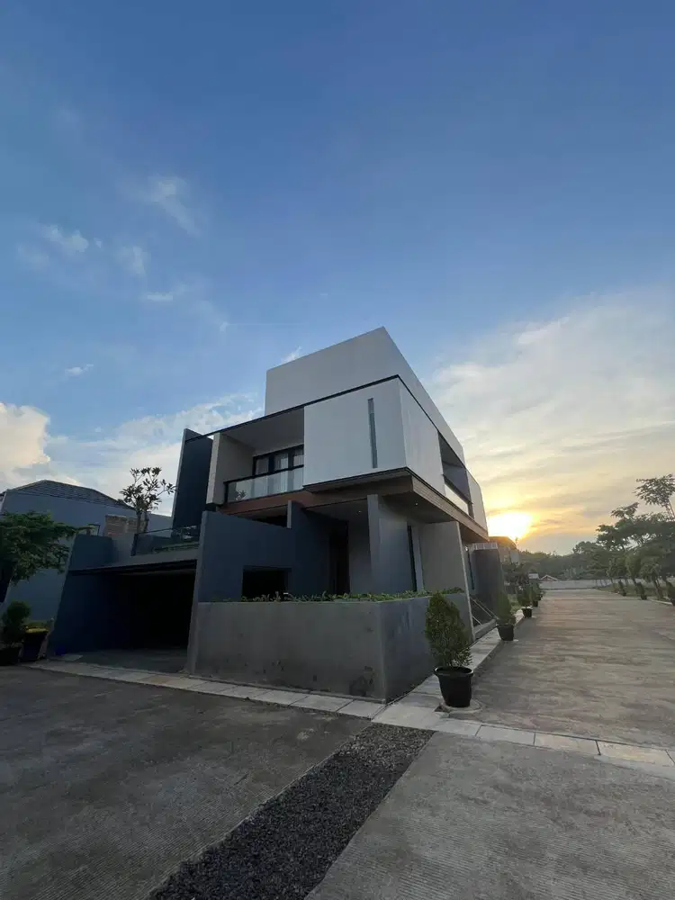 Rumah Megah 2 Lantai Tipe 250 design elegan Lokasi Strategis, SHM