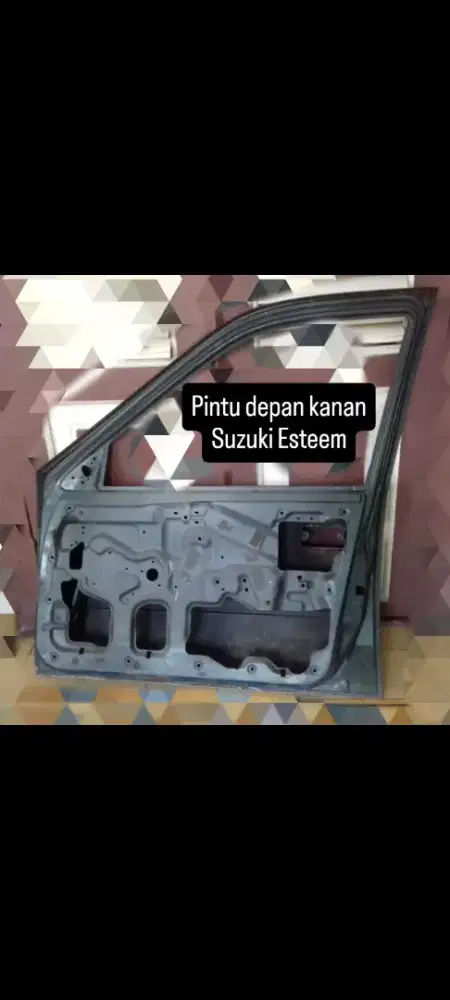 Pintu depan kanan Suzuki Esteem