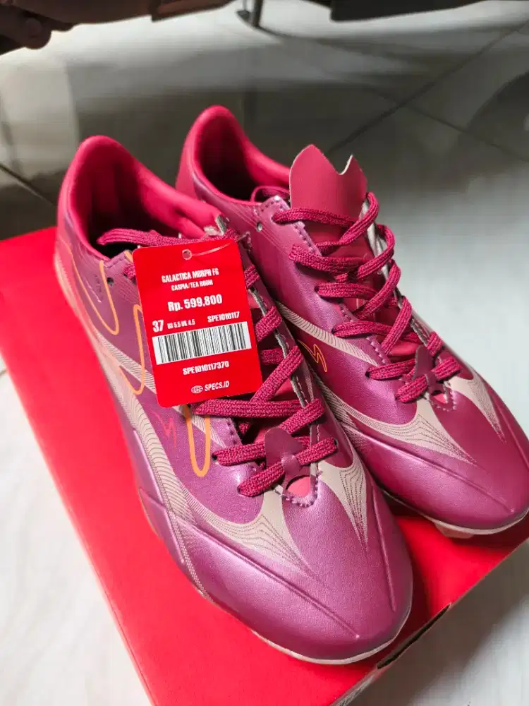 Sepatu bola specs