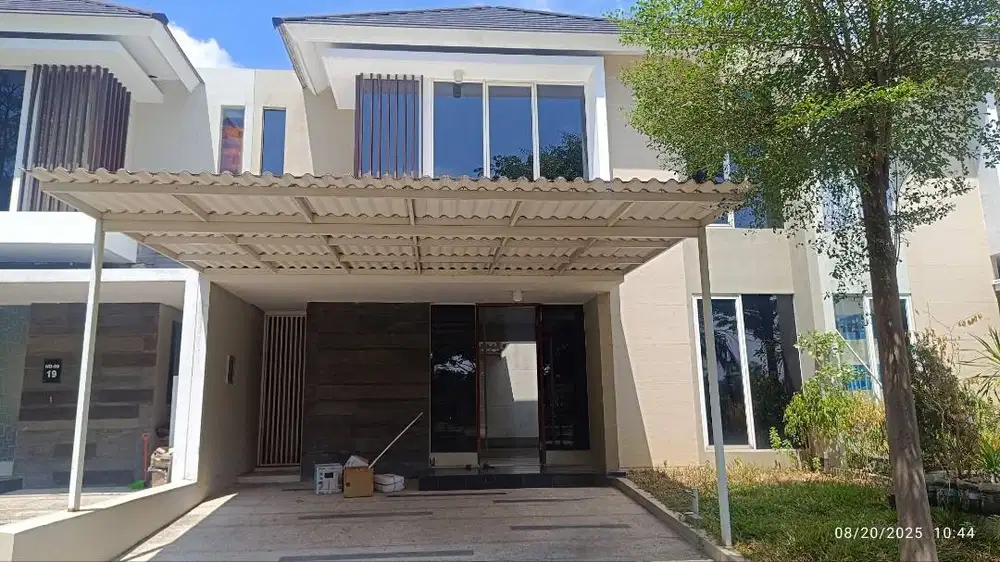 Rumah 2 lantai modern 4 kamsr menghadap danau di Citraland Northwest