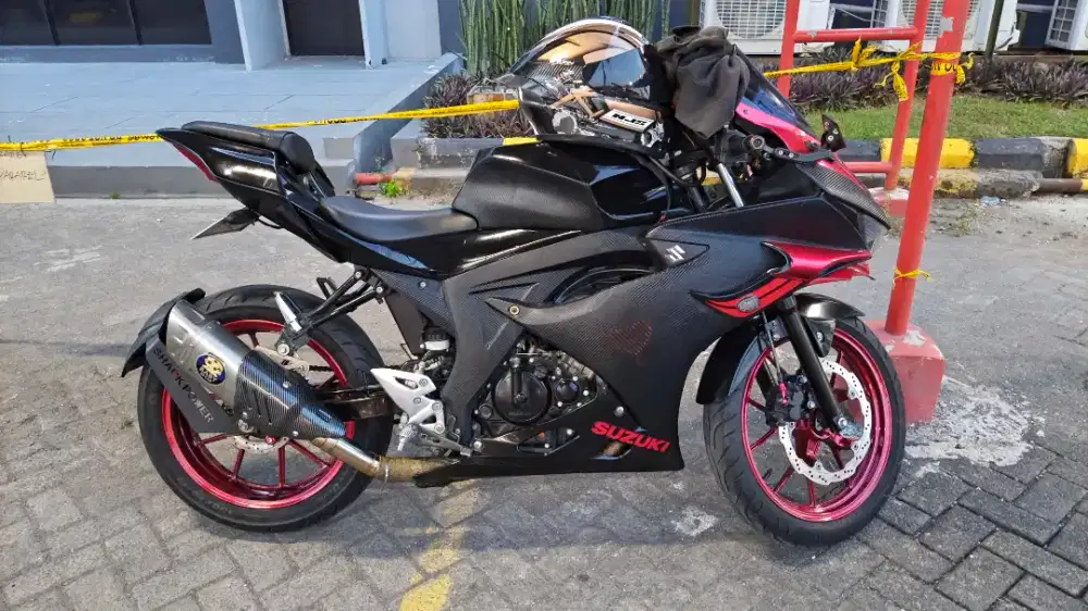 Suzuki gsx r 150 hitam