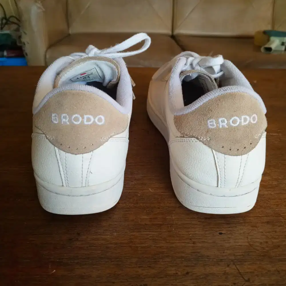 Sepatu Sneakers Brodo Corte Sleek White Nude