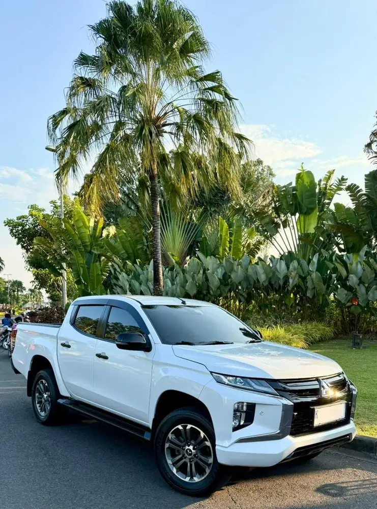 Mitsubishi Triton 2.4L Ultimate Sense 4x4 Double Cabin a/t 2023 putih
