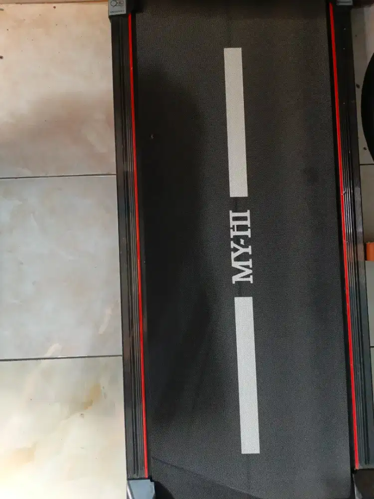 Alat olah raga treadmill