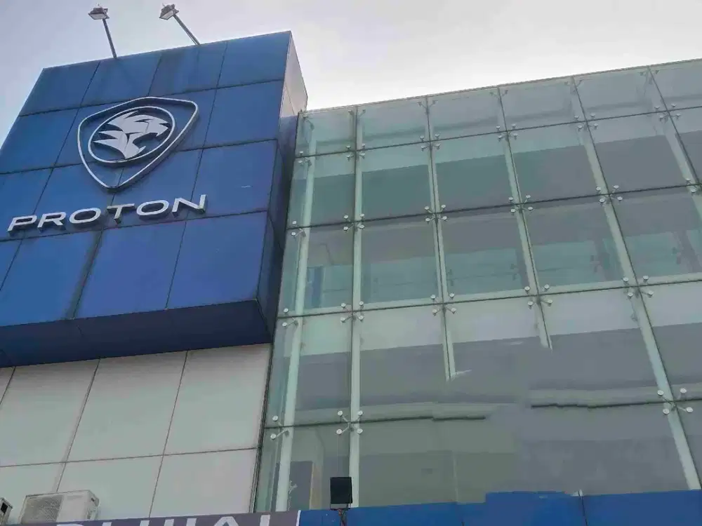 Di jual Showroom Lokasi Strategis beserta Isi Sebrang Gdc depok.