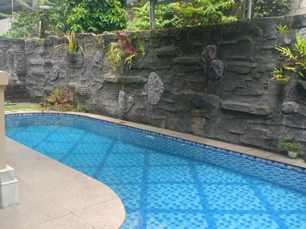 DISEWA RUMAH MEWAH TAHUNAN BAGUS FURNIS COUNTRY WOOD SENTUL CITY SSR633 A2