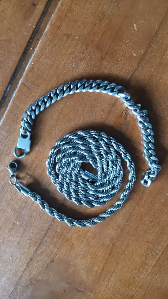 Kalung dan gelang baja