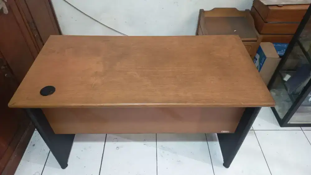 Meja kantor bekas