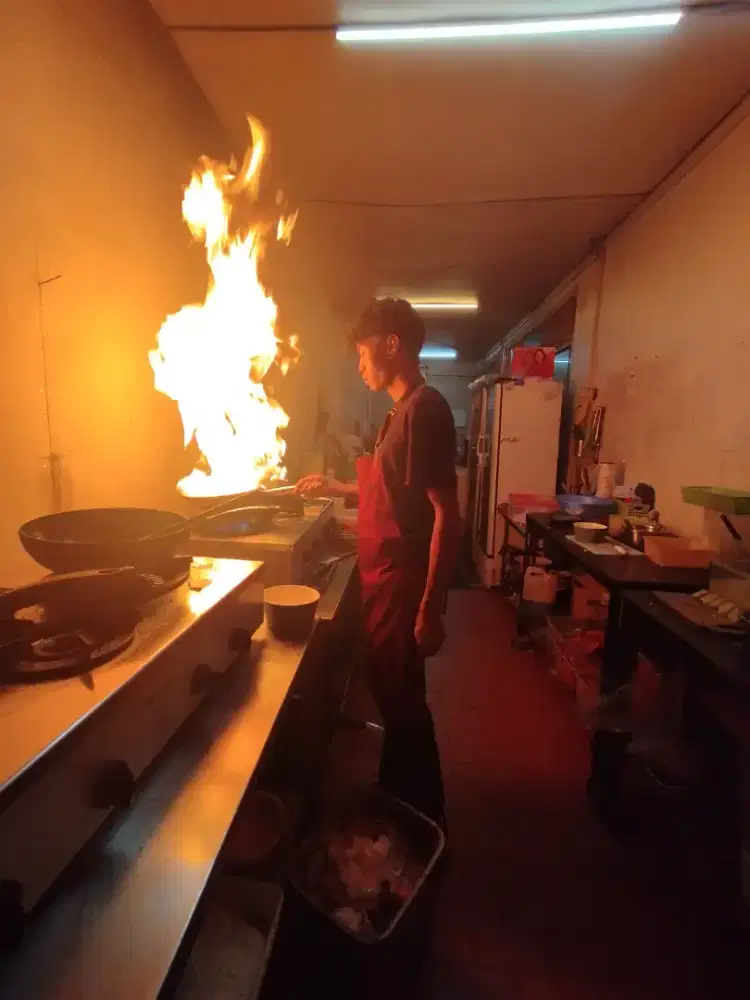 Mencari pekerjaan di bidang masak atau waiters gpp yg penting halal.