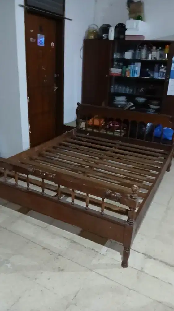 Dijual cepat tempat tidur bekas