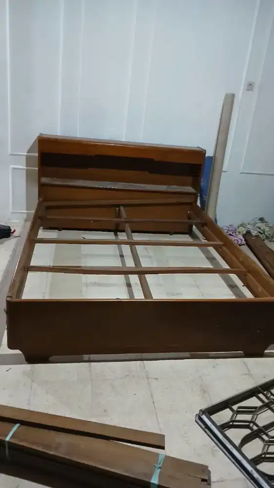 Dijual cepat tempat tidur bekas