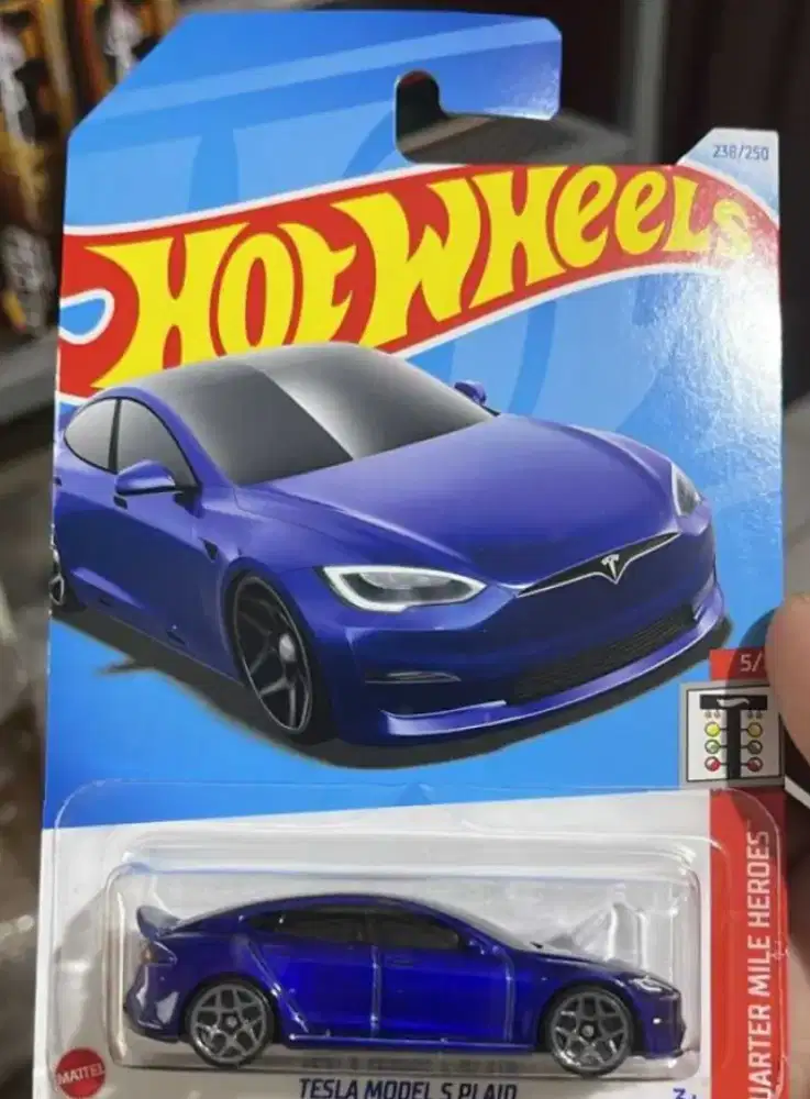 Figure diecast Hotwheels Tesla biru