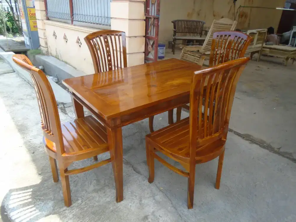 Meja dan kursi terlaris