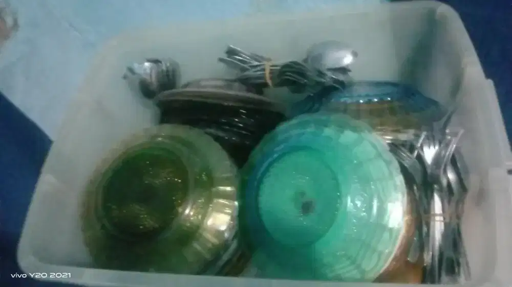 Piring 70 pcs, sendok dan garpu 60 pcs