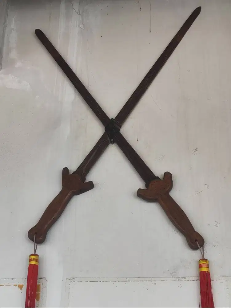 Pajangan pedang kayu silat