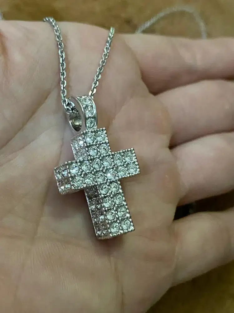 Kalung salib swaroski good condition