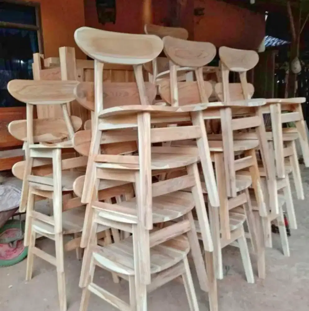 Kursi makan restoran ready