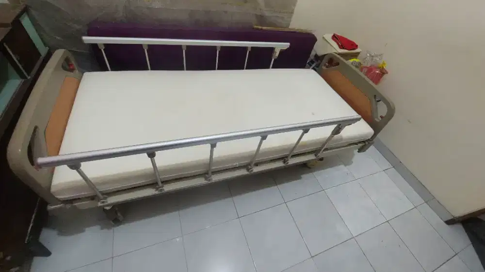 Ranjang type rumah sakit, komplit dengan kasur