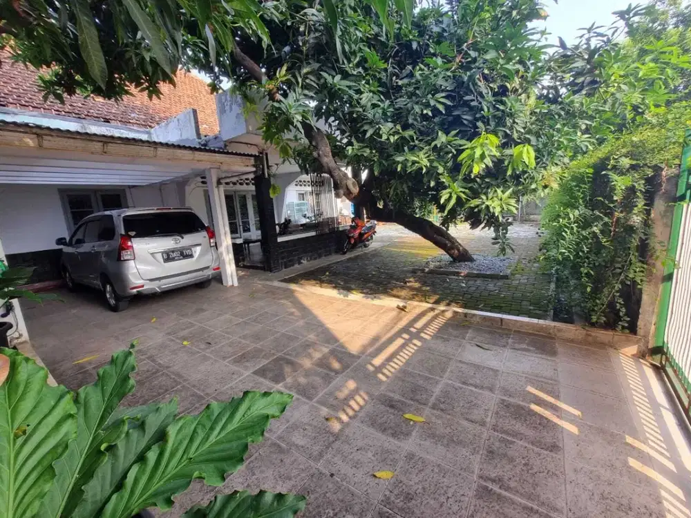 Rumah Hook di Rawamangun Carport 4 mobil