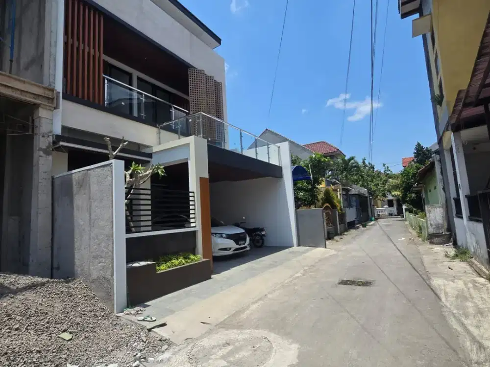 DIJUAL RUMAH MEWAH 2 LANTAI DENGAN KOLAM RENANG PRIBADI DEKAT KAMPUS UGM JOGJA