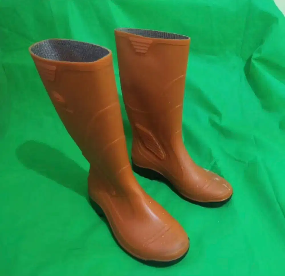 Sepatu boot karet