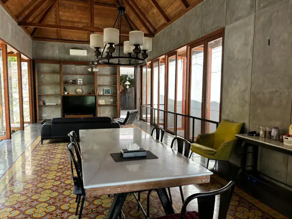 RUMAH VILLA GRAND SUNGKONO KONSEP BALI MODERN TROPICAL MAYJEN SUNGKONO