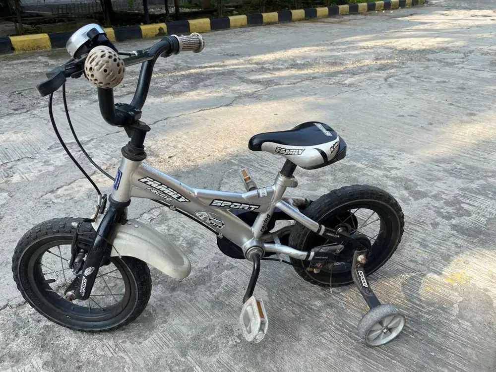 Sepeda anak merk family uk 12