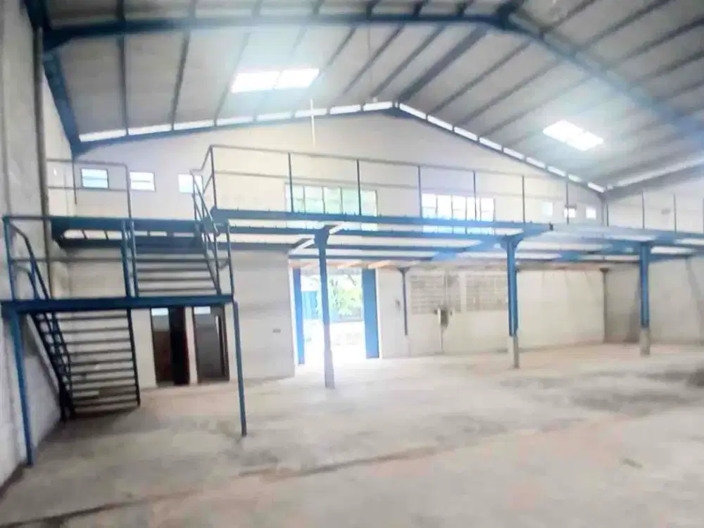 Di sewa gudang bagus siap pakai lokasi strategis dekat exit tol Cikarang Timur dan cikarang barat luas tanah 1142 m2 luas bangunan 941 m2 akses kontainer 40 feet di Cikarang Utara