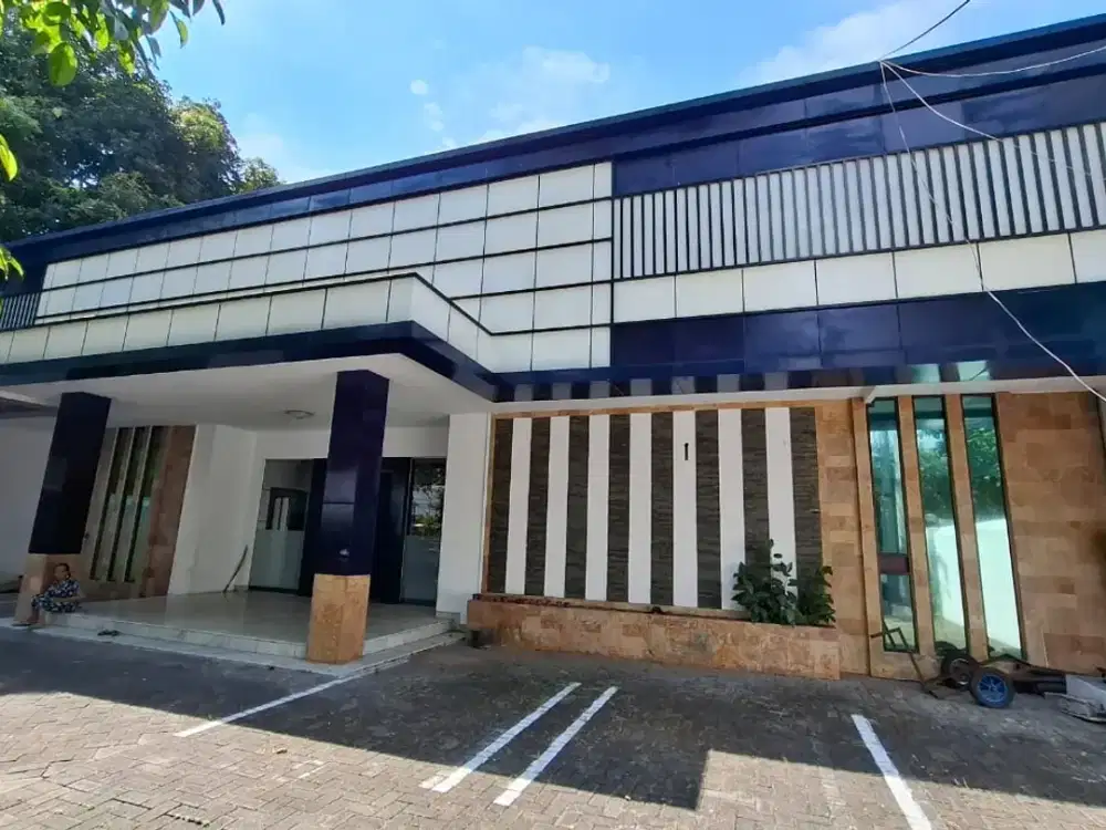 Bangunan Komersial di Jl. Sumatra Bangunan 1,5 Lantai - Cocok utk Perkantoran