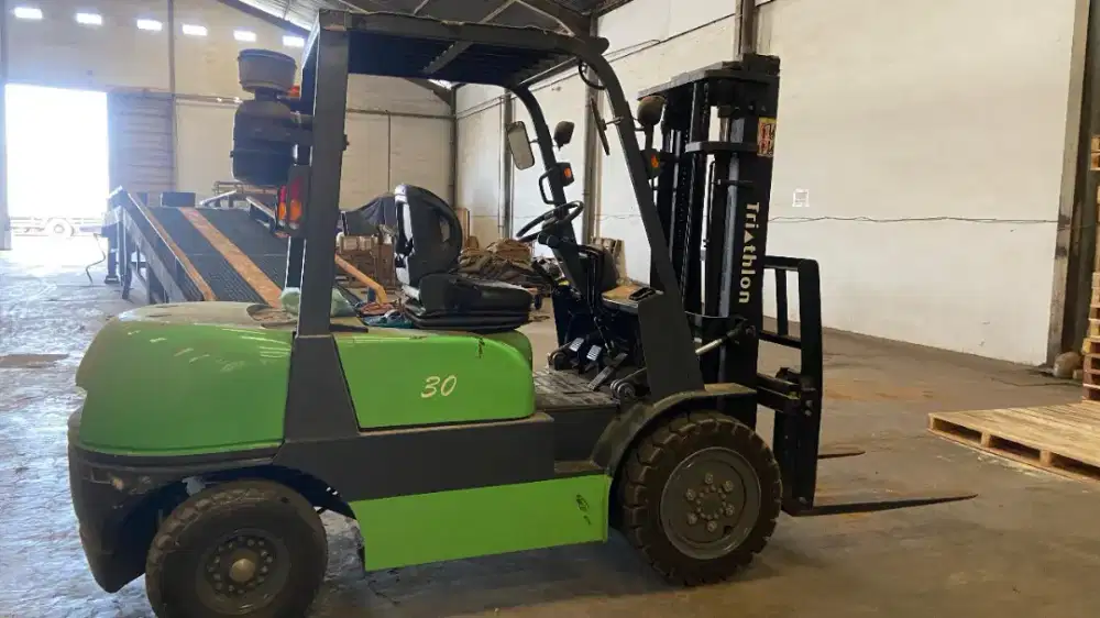 Dijual cepat Forklift Diesel TRIATHLON
