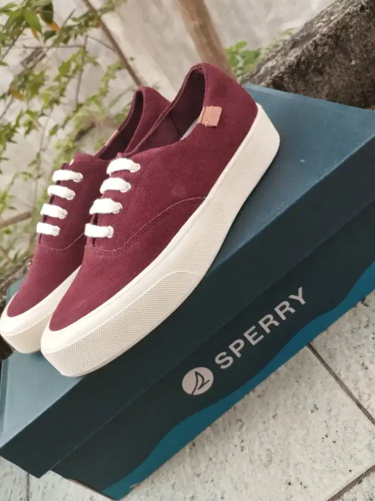 Sepatu sneakers SPERRY SUEDE merah maron