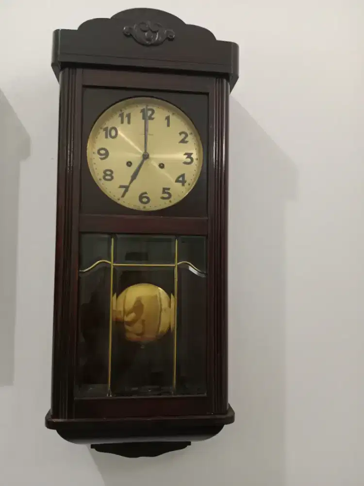 Jam tembok tengahan junghan