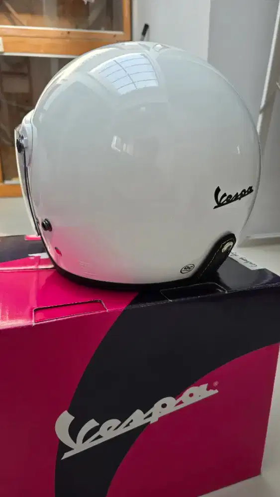 helm sepeda motor vespa xential like new,original size XL