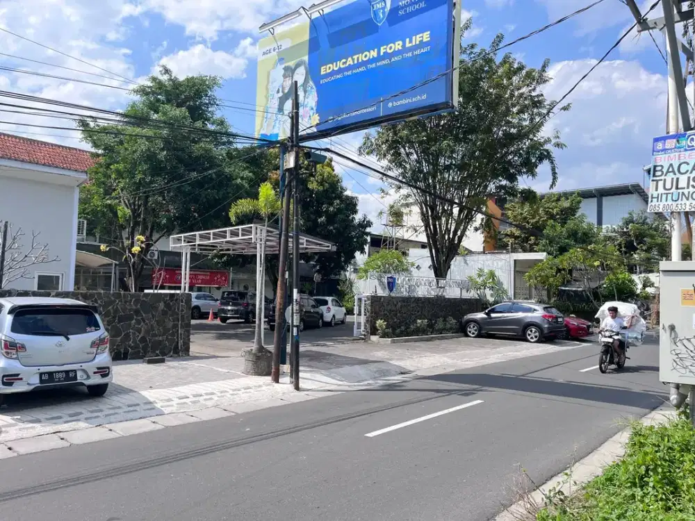 Dalam perumahan dekat UGM di utara Ring road Monjali