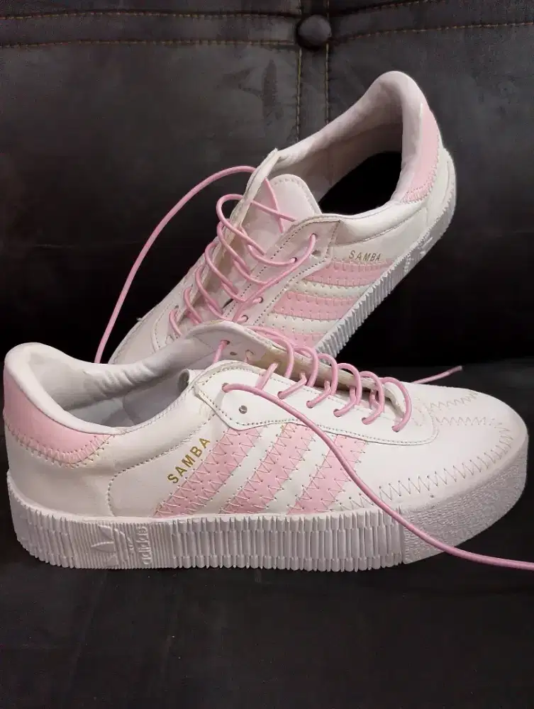 Sepatu wanita Adidas