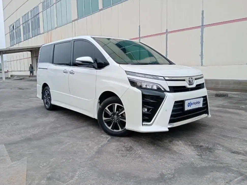 TERMURAH Toyota Voxy 2.0 Bensin-AT 2018 NUE
