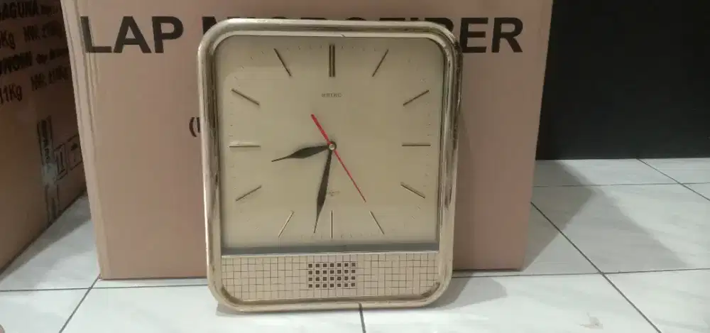 Jam Dinding Seiko Gold