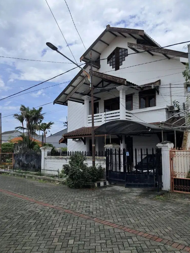 Dijual Rumah Manyar Tirtoasri 2 Lantai Bagus Terawat Siap Huni
