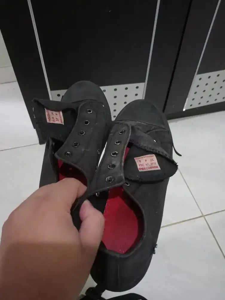 Sepatu Bekas untuk anak-anak
