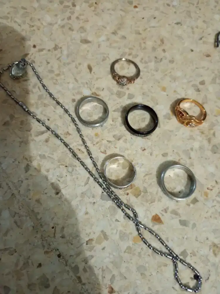 Perhiasan kalung cincin