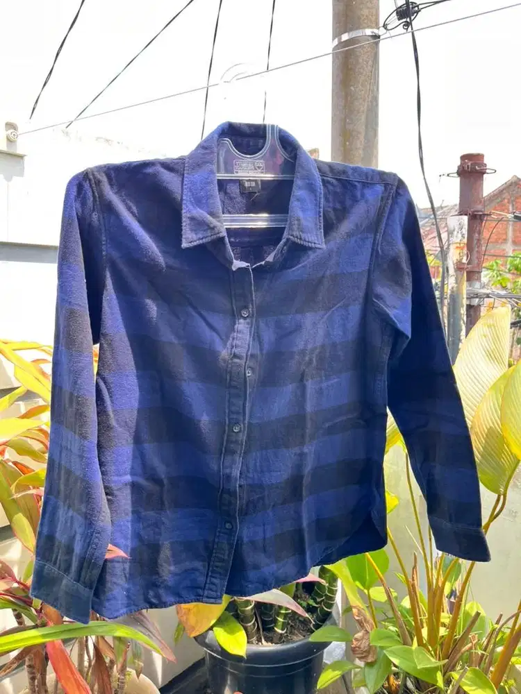 Preloved kemeja uniqlo wanita size s